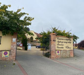 Kosilo in ogled  s pokušino vin v vinariji U Kapličky v kraju Zaječi.