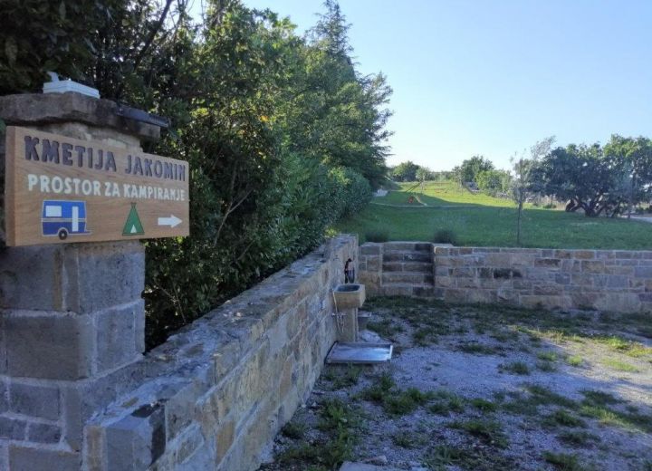 JAKOMIN, osmica in prostor za kampiranje