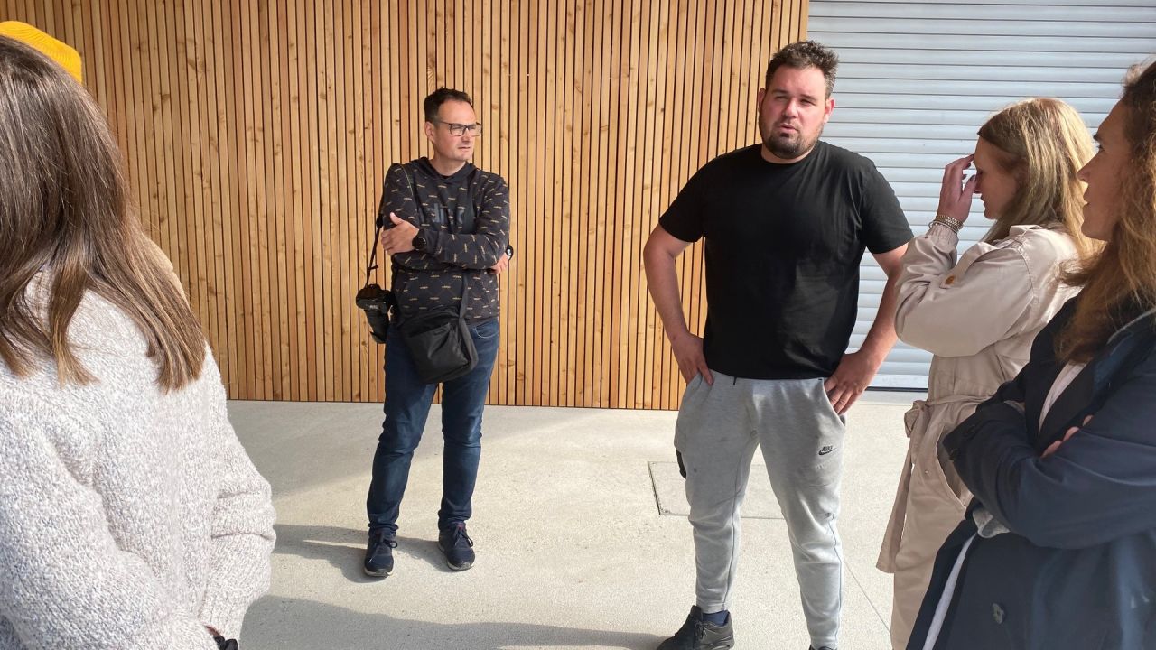 Mladi prevzemnik na kmetiji Colnar, Janez ml., sprejme novinarje pred novo vinsko kletjo.