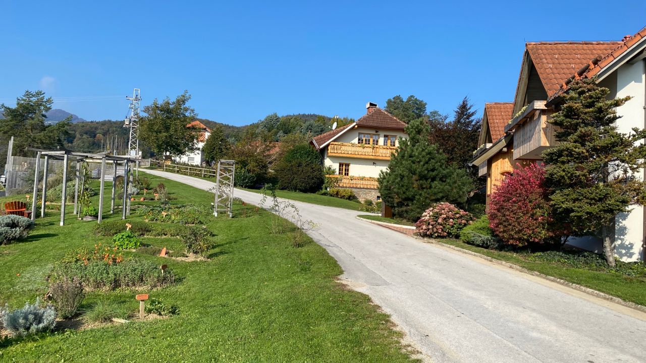 Sončno in toplo jutro na ekološki kmetiji Urška na Križevcu