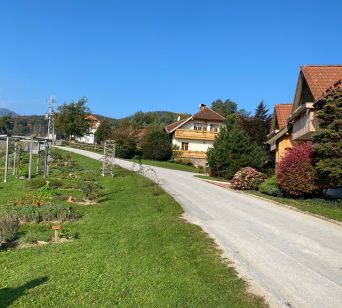 Sončno in toplo jutro na ekološki kmetiji Urška na Križevcu