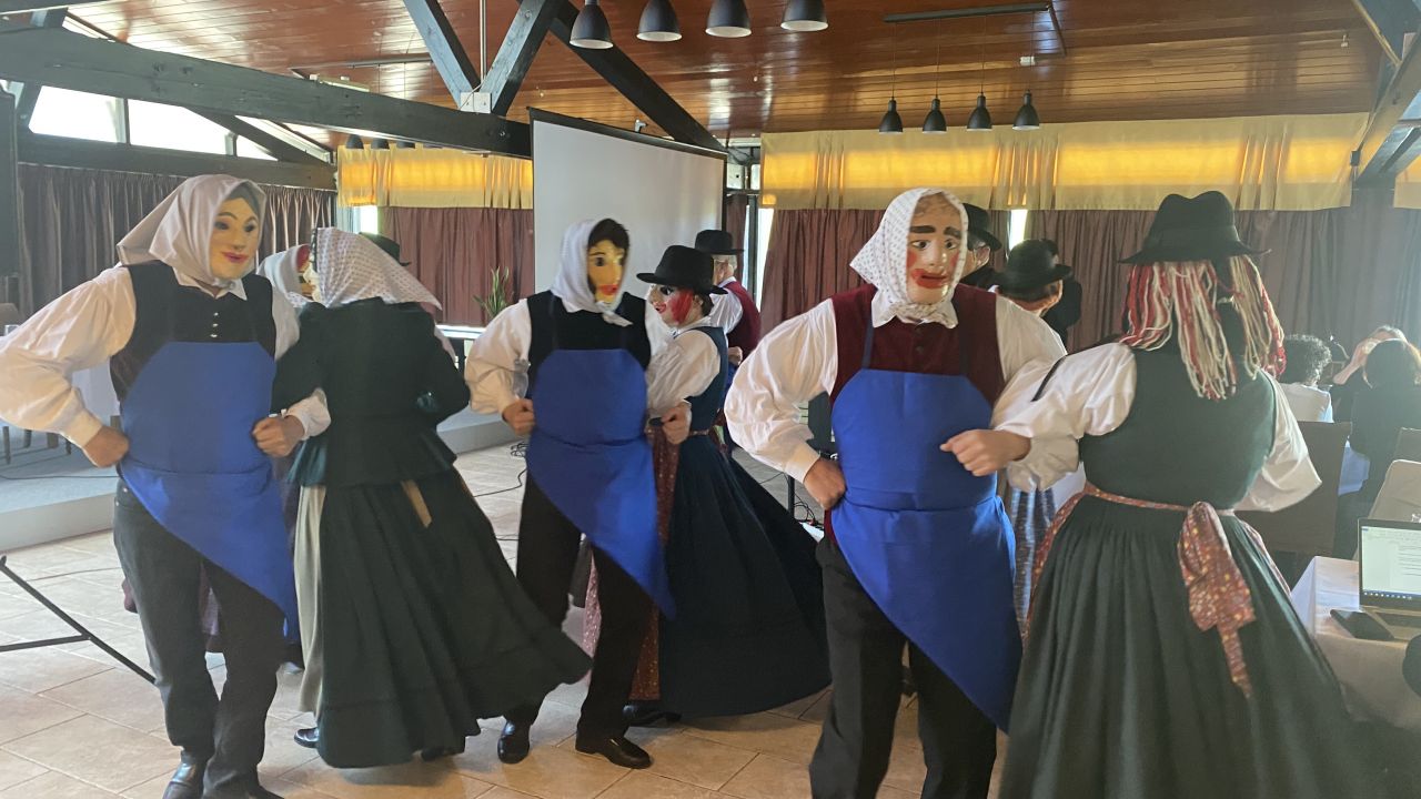 Nastop folklore iz KD sv. Mihaela Grosuplje