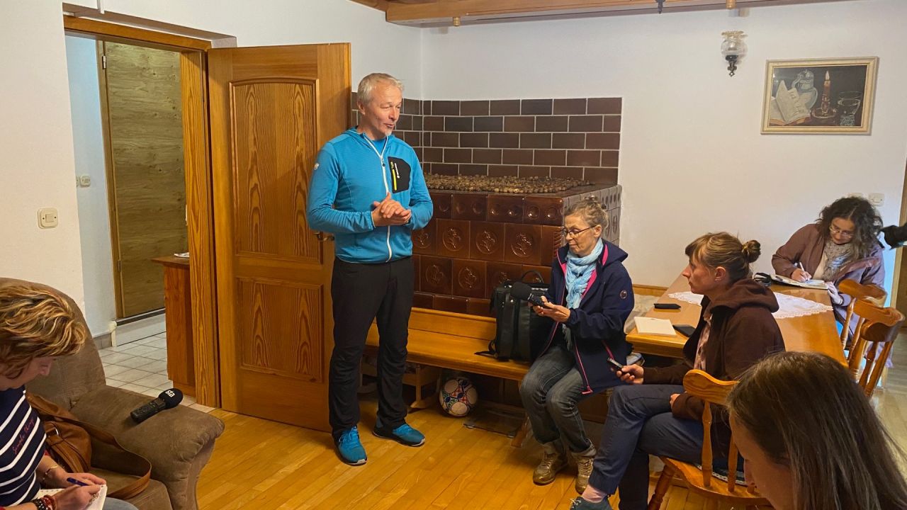 Tomaž Robnik, ki je prevzel turizem po mami in mladi prevzemnik kmetije, je predstavil ponudbo turistične kmetije, investicije ter načrte za prihodnost .