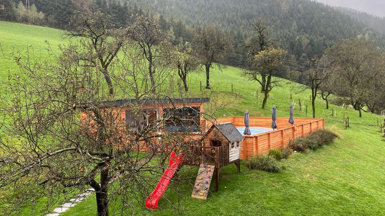 V poletnih mesecih se gosti na kmetiji Metul lahko osvežijo v bazenu, pozimi pa sprostijo v savni s panoramskim razgledom.
