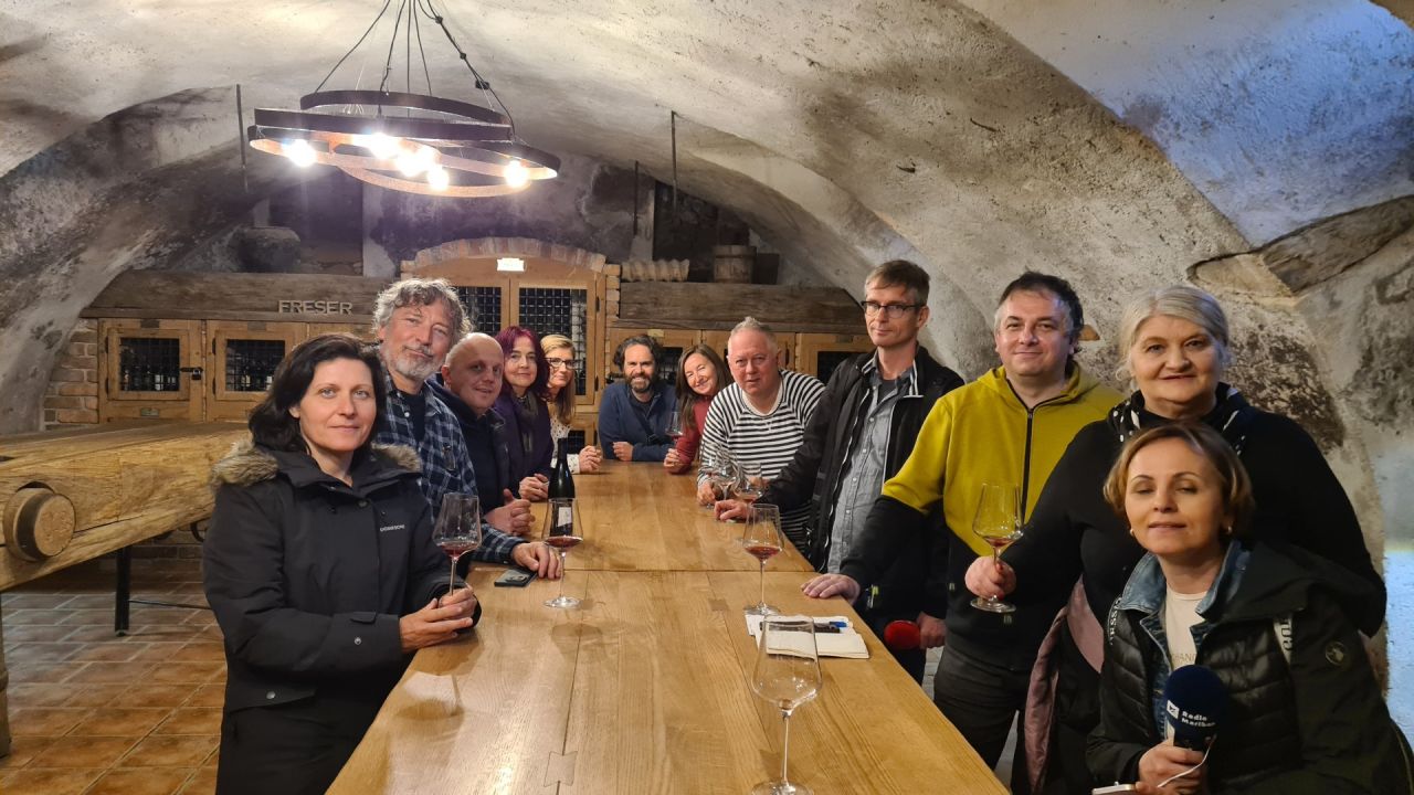 Gospodar kmetije Matjaž Frešer je pripravil pokušino izbranih vin v kleti na Ritoznoju.