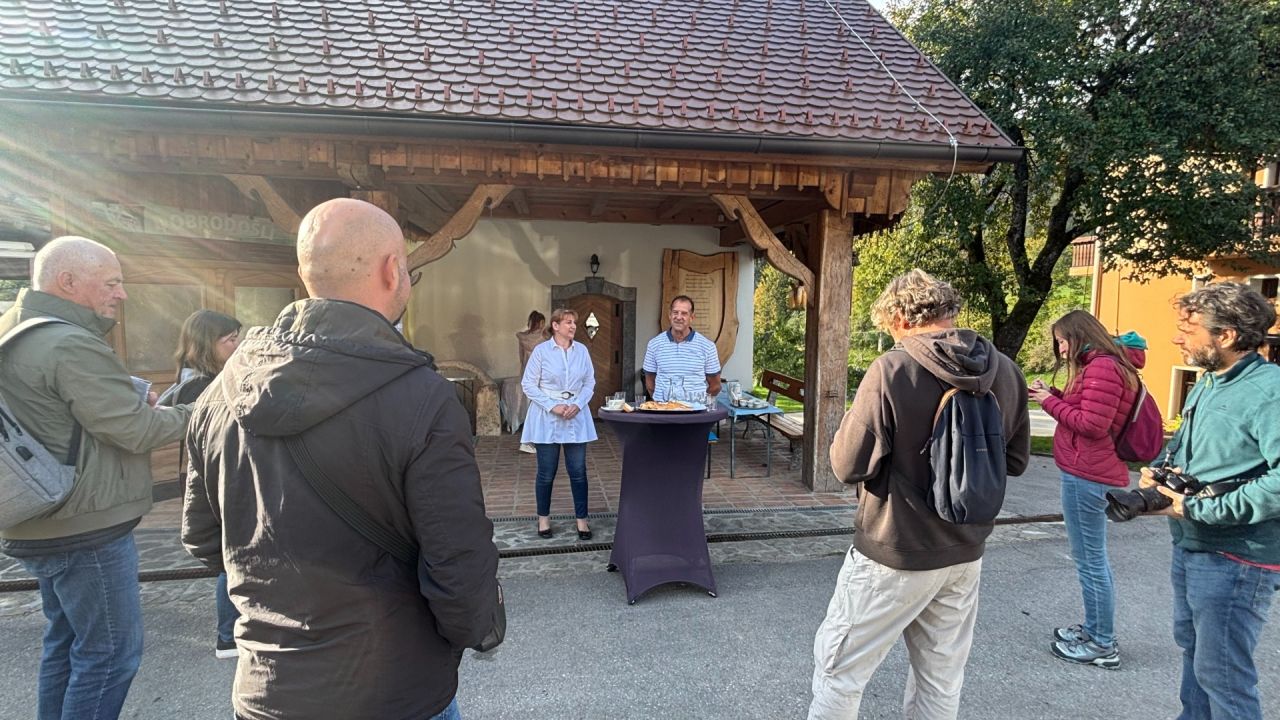 Gostitelja Melita in Jože Košir predstavita kmetijo.