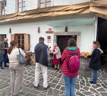 O začetkih turizma na kmetiji je naprej spregovorila Slavkova mama