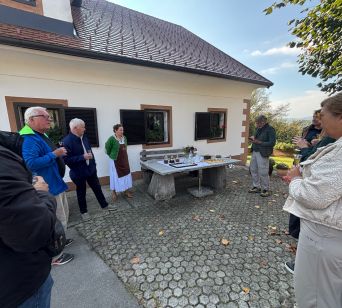 Dobrodošlica na Domačiji Grofija. Sprejela sta nas gostiteljica Damjana Vrhovec in direktor KGZS- Zavoda Ljubljana Matija Rigler. 