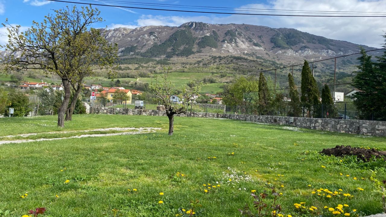 Na tej parceli je urejen prostor za kampiranje, s pogledom na Nanos in vinograde.