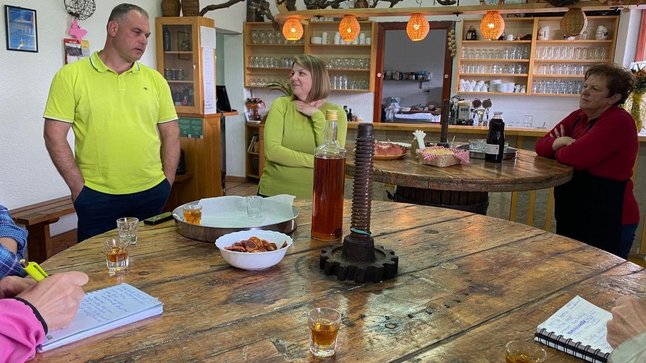 Na osmici Jakomin nas je sprejel gospodar na kmetiji Marino s svojo ženo in mamo Silvano. Vsi trije so nam predstavili zgodbo o razvoju osmice, prostora za kampiranje ter izletniške kmetije.