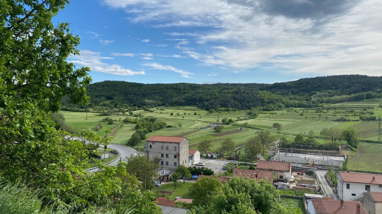 Čudovit razgled z razglednega stopla na Kubed in okolico.
