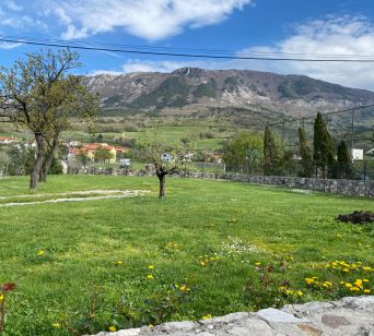 Na tej parceli je urejen prostor za kampiranje, s pogledom na Nanos in vinograde.