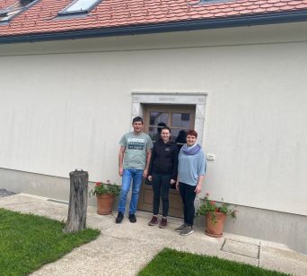 Družina Stegel: oče Boštjan, hči Zala in mama Melita