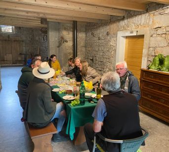 Pokušina izbranih hišnih specialitet in prijeten pogovor z gostitelji.