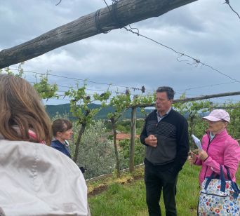 V družbi Izidorja- ki je leta 1995 začel z osmico.., nas je popeljal skozi vinograd, sadovnjak in oljčnik ter povedal mnogo zanimivih zgodb..