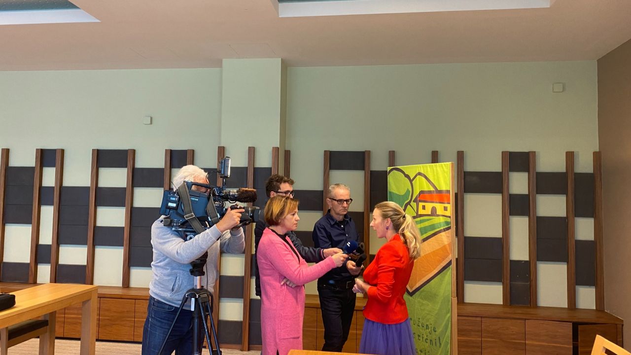 Urška T. Planinšek, podpredsednica, daje izjavo za različne medije.