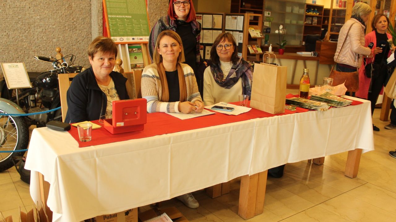 Svetovalke iz KGZS-Zavoda Celje skrbijo za registracijo udeležencev