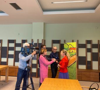 Urška T. Planinšek, podpredsednica, daje izjavo za različne medije.