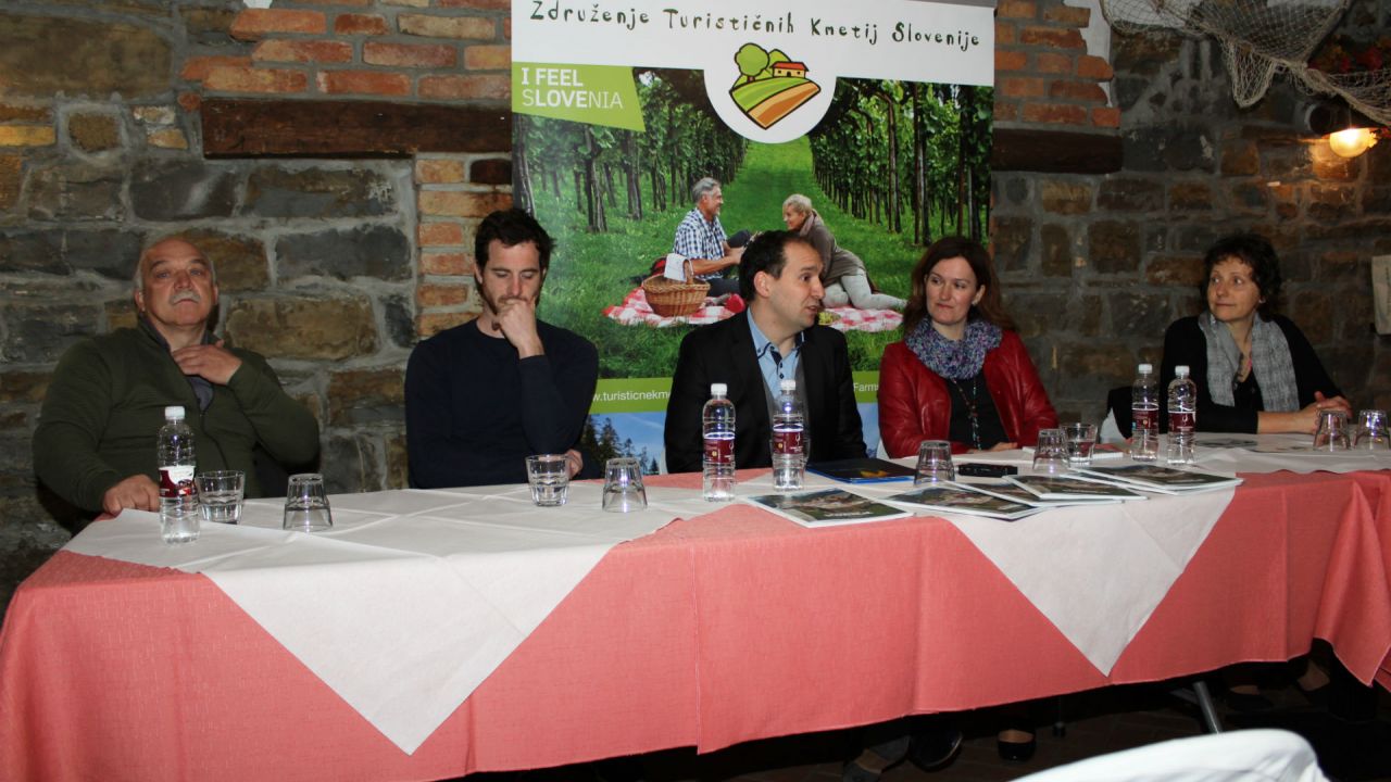 Novinarska konferenca: Iztok Race, Jernej Brus, predsednik Matija Vimpolšek, Renata Kosi in Vesna Čuček iz KGZS-Zavoda Celje
