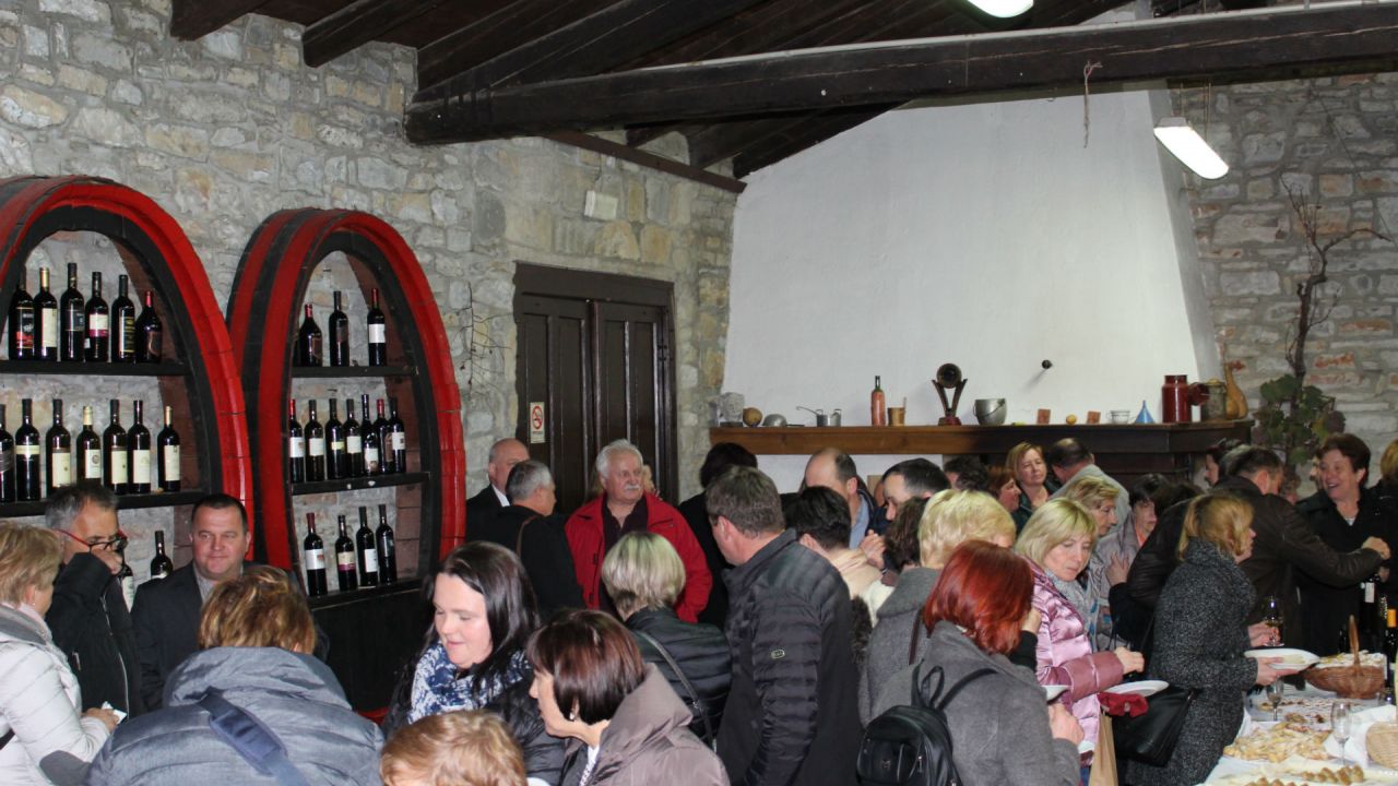 Udeleženci srečanja na pokušini dobrot