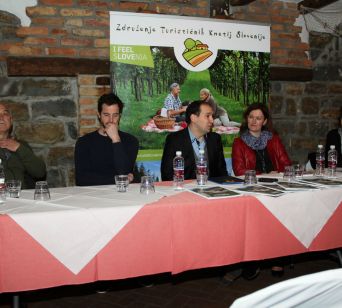 Novinarska konferenca: Iztok Race, Jernej Brus, predsednik Matija Vimpolšek, Renata Kosi in Vesna Čuček iz KGZS-Zavoda Celje