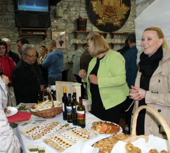 Prijetno druženje udeležencev ob pokušini primorskih dobrot