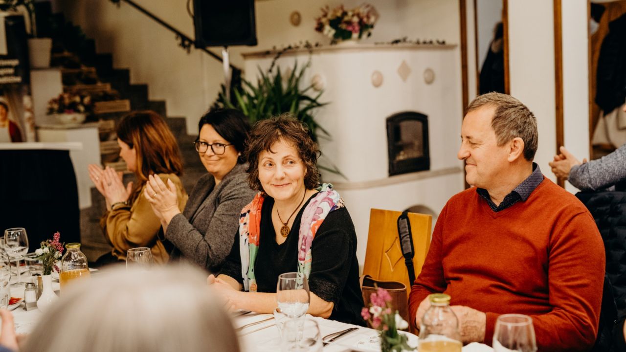 Gosti na skupščini: Dubravka Kalin, generalna direktorica Direktorata za turizem na MGTŠ RS, Vesna Čuček, vodja oddelka za kmetijsko svetovanje na KGZS-Zavodu Celje, Peter Pribožič, vodja oddelka za kmetijsko svetovanje na KGZS-Zavodu Ptuj