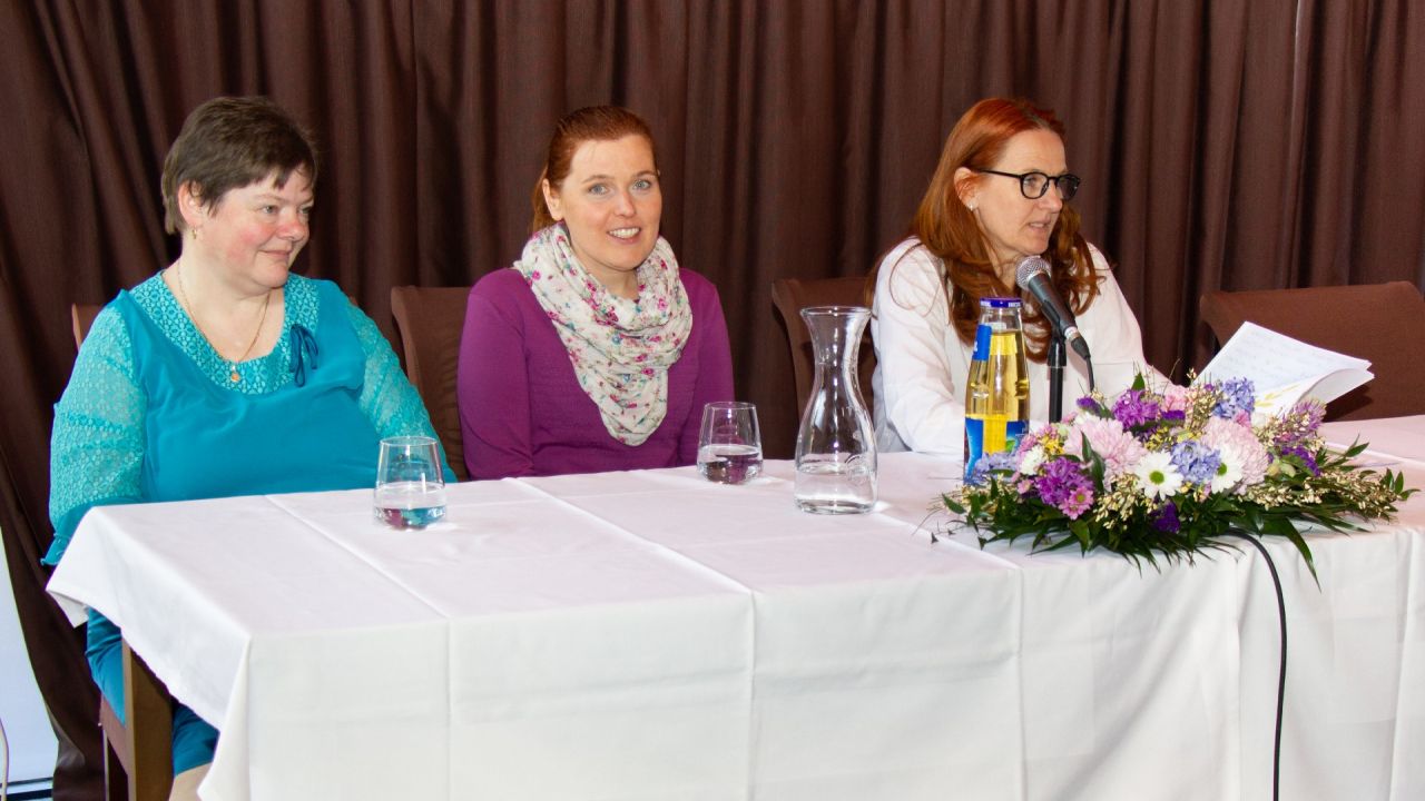 Delovno predsedstvo v sestavi: Damjane Rijavec Vrhovec, predsednica, Vilme Brenčič in Maje Križnar, KGZS-Zavod Ljubljana